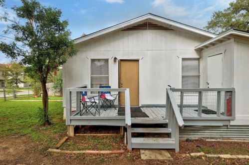 3414 Blumie St, Austin TX 78745-6704 exterior