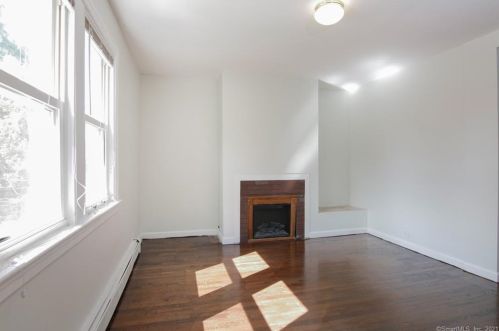 91 Essex St, Manchester, CT 06040-4003