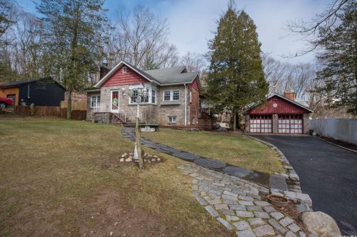 37 Chateau Dr, Huntington Station NY 11747-4131 exterior