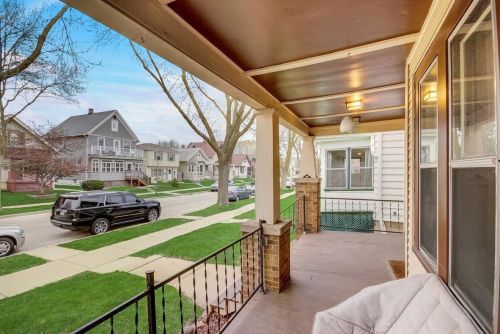 5631 Rogers St, Milwaukee WI  53219-1531 exterior