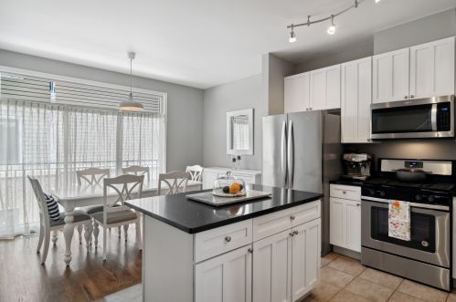 707 Blackhawk St, Chicago IL 60642-2510 exterior