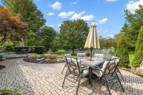 1039 Bloomview Cir, Rochester MI 48307-1728 exterior