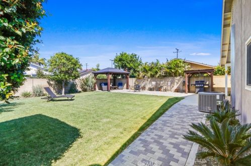 10245 Beach St, Bellflower CA 90706-6019 exterior