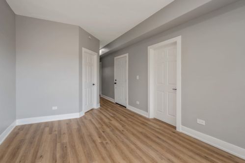 6804 Champlain Ave, Chicago IL 60637-4115 exterior