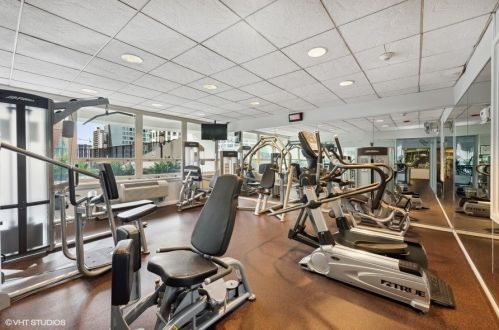 111 Chestnut St, Chicago IL  60610-2016 exterior