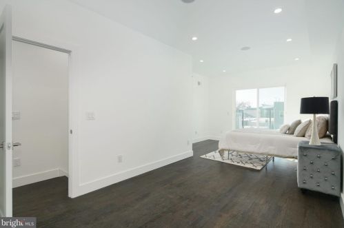 1827 Manton St, Philadelphia PA 19146-2923 exterior