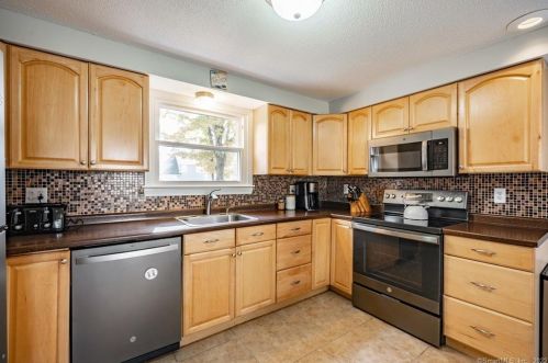 84 Spg St, Windsor Locks CT 06096-2207 exterior