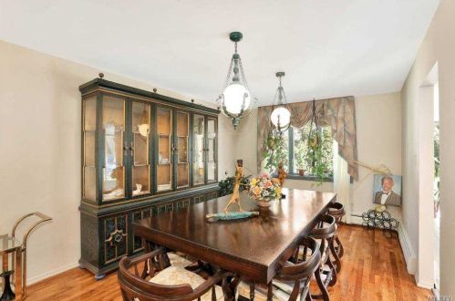 42 Cross Bow Ln, Commack NY 11725-1204 exterior