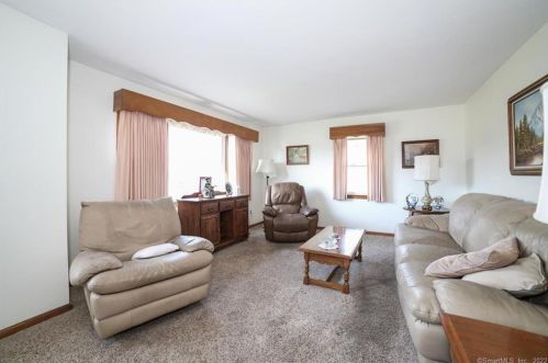 7 Curtis Ct, North Haven CT 06473-3921 exterior