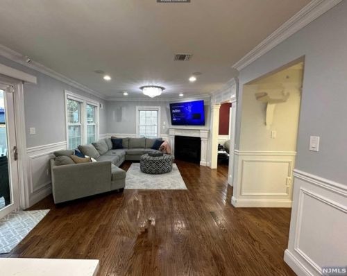 8 Oak Grove Ave, Hasbrouck Heights, NJ 07604-1134