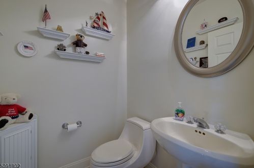 122 Mackenzie Ln, Parsippany NJ 07834-3723 exterior