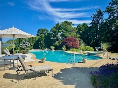 58 Eastern Pt Blvd, Gloucester MA 01930-4405 exterior