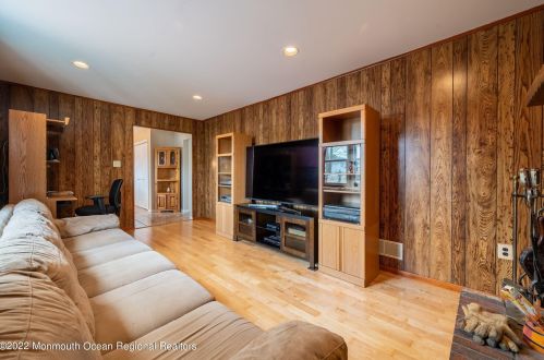 22 Plafsky Dr, Edison NJ 08817-2239 exterior