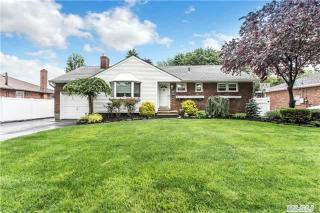 24 Patricia Dr, Commack, NY 11725-3308