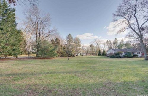 19 Stafford Dr, Huntington Station NY 11746-4551 exterior