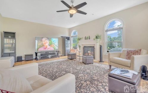 48 Farmhaven Ave, Edison NJ 08820-3220 exterior