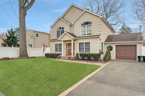 22 Lyons St, Huntington Station, NY 11747-1124