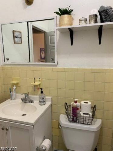 27 Kling St, Town Center NJ 07052-5510 exterior