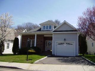 27 Jasmine Cir, Milford, CT 06461-1787