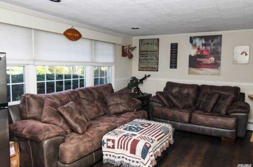 28 Cottonwood Dr, Commack NY 11725-2422 exterior