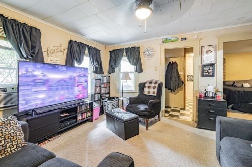 8 Maple St, Chicopee MA 01020-2626 exterior