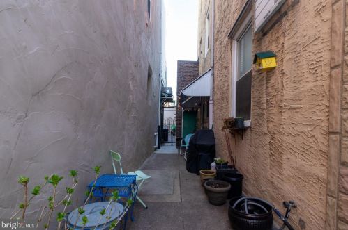 829 Catharine St, Philadelphia PA 19147-2716 exterior