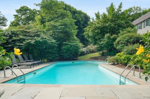 42 Drum Hl Rd, Wilton CT 06897-2412 exterior