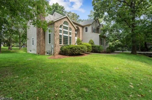 8 Erin Ct, Bridgewater, NJ 08807-5518