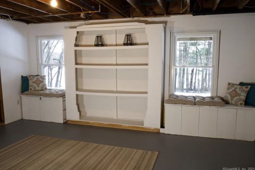 33 Northfield Rd, Enfield CT 06082-4240 exterior