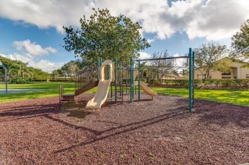 9137 Cove Point Cir, Boynton Beach FL 33472-2763 exterior