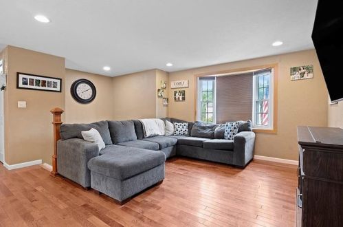 828 Mount Hood Dr, Pittsburgh, PA 15239-2516