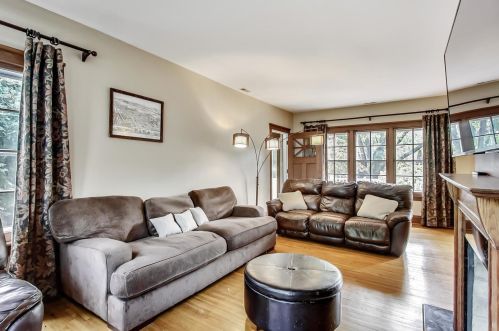 6040 Northcott Ave, Chicago IL 60631-3103 exterior