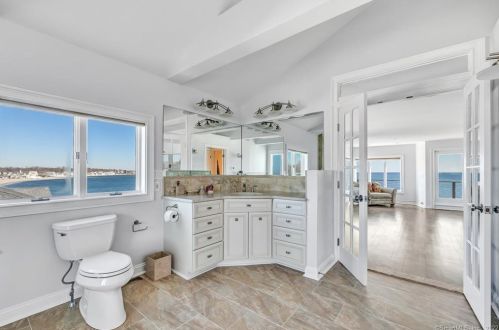 4 Lawrence Ct, Milford CT 06460-7336 exterior