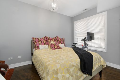 4030 Clark St, Chicago IL 60613-1302 exterior