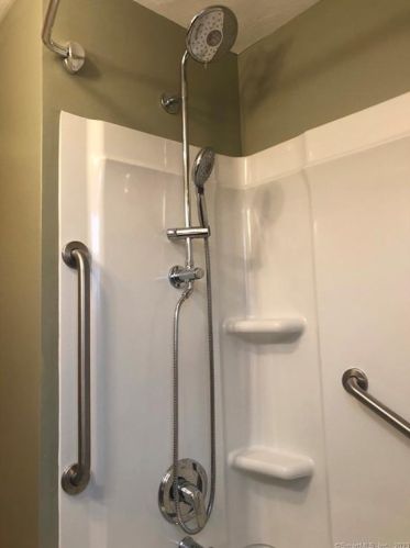 20 Elan St, Enfield CT 06082-5504 exterior