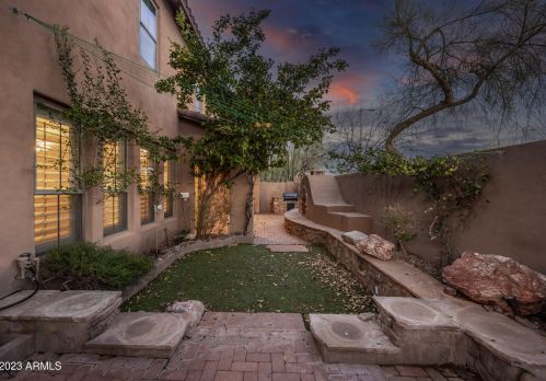 3931 Crst Ln, Phoenix AZ 85027-1602 exterior