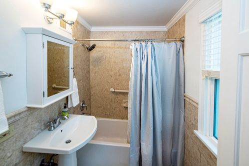 4758 Hollywood Ave, Milwaukee WI 53211-1037 exterior