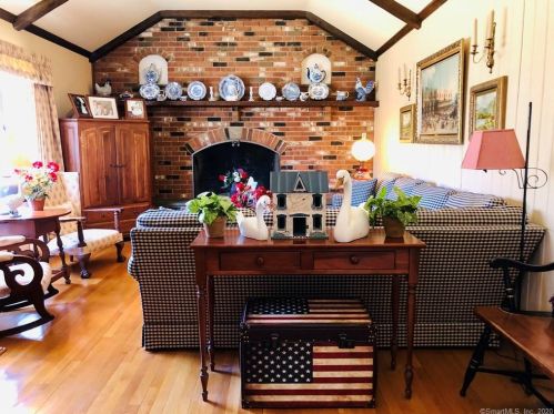 275 New Canaan Ave, Norwalk CT 06850-2620 exterior