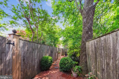 435 5 St, Washington DC 20003-2052 exterior