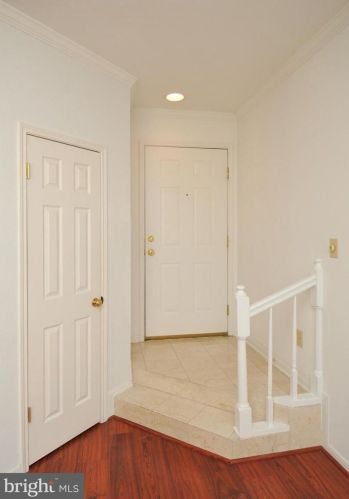 668 Gateway Dr, Leesburg, VA 20175-4052