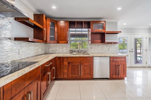 8201 Kirkwood Dr, Tampa FL  33634-2238 exterior