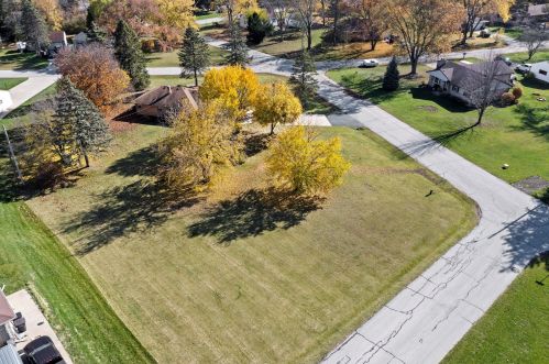 5193 Tuckaway Dr, Milwaukee WI 53221-3743 exterior