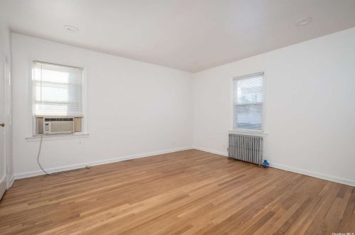 68 Euclid St, Valley Stream NY  11580-4111 exterior