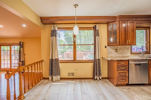 35 Sandalwood Dr, Edison NJ 08820-1249 exterior