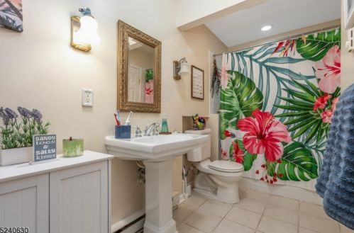 15 Hillside Ct, Clinton NJ 08809-1136 exterior