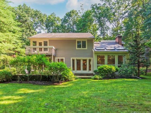 1 Essex Ct, Farmington CT 06032-1433 exterior