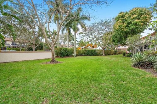 6823 Via Regina, Boca Raton FL 33433-3956 exterior