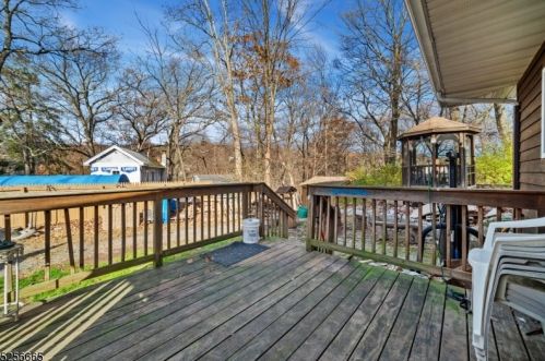 10 Poplar Grove Ter, West Milford Lakes NJ  07480-4006 exterior