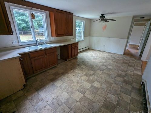 2 Stage Rd, Enfield CT 06082-5622 exterior