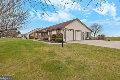 106 Lee Ann Ct, Hanover PA 17331-9560 exterior